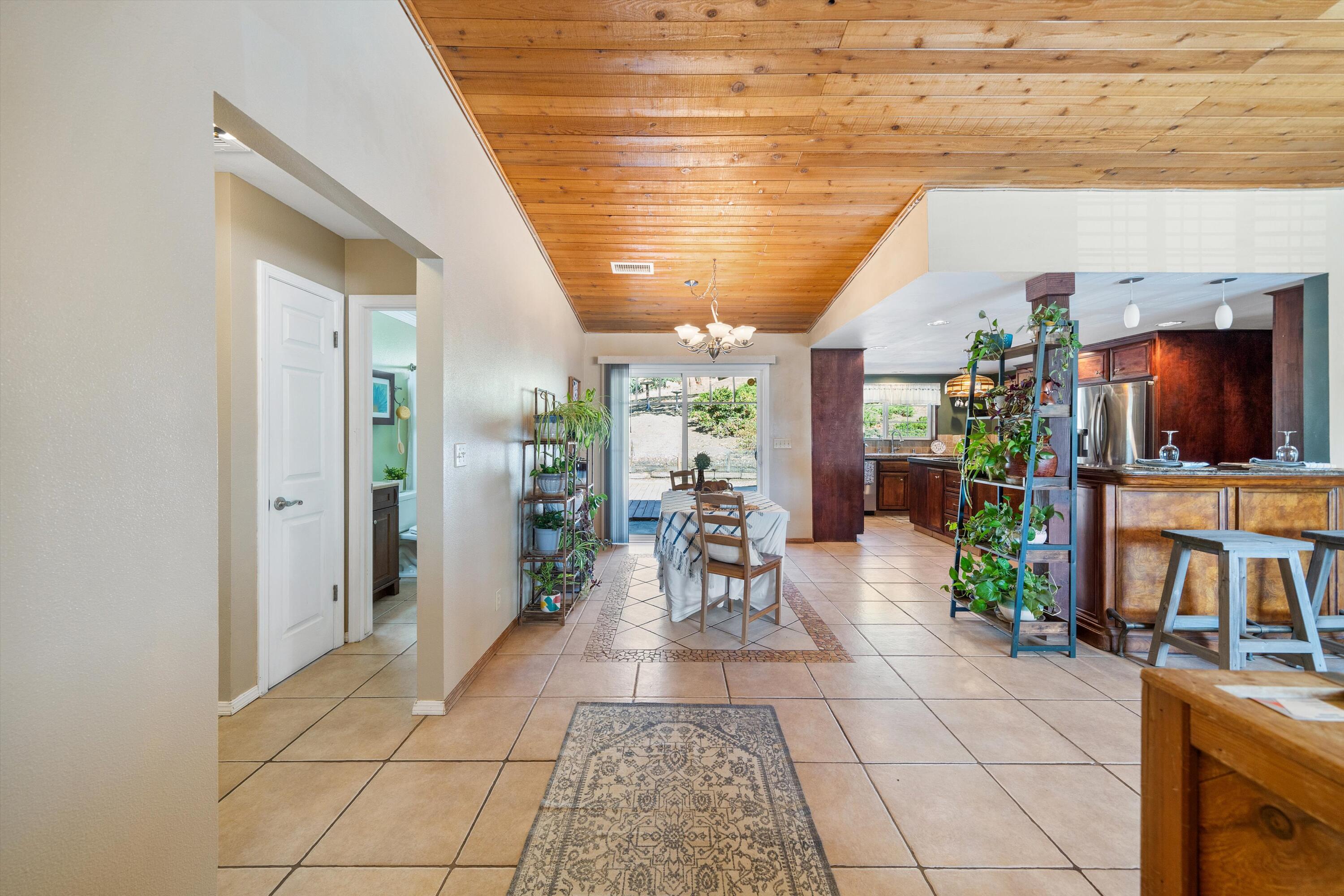 25801 Cumberland Road Tehachapi, CA 93561 - Photo 5 of 35 a lobby with furniture and a potted plant