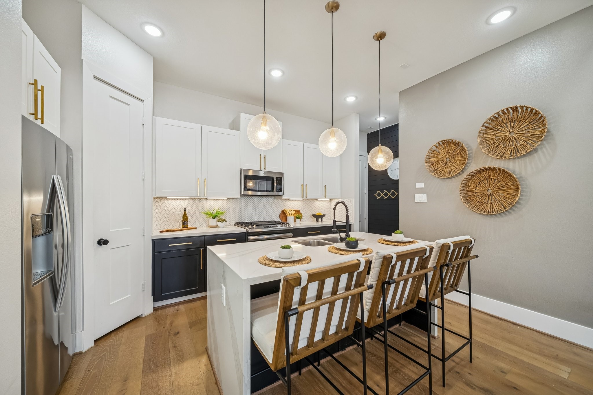 9010 Wellspring Drive Houston, TX 77080 - Photo 6 of 19 a kitchen with a table and chairs in it
