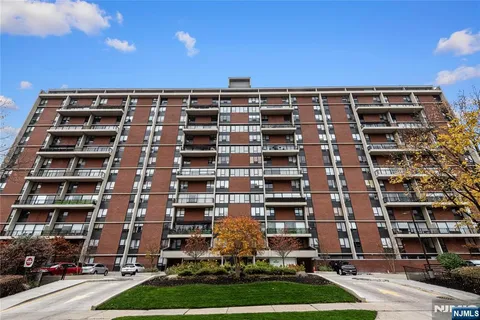 $179,000 | 4 Horizon Road, Unit 1031, Fort Lee, NJ 07024
