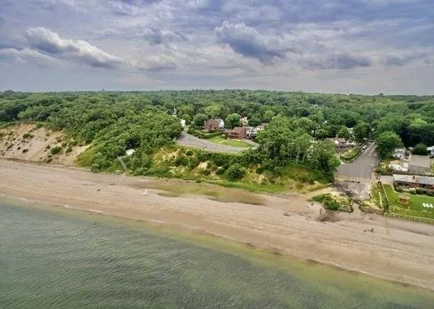 a view of a back yard