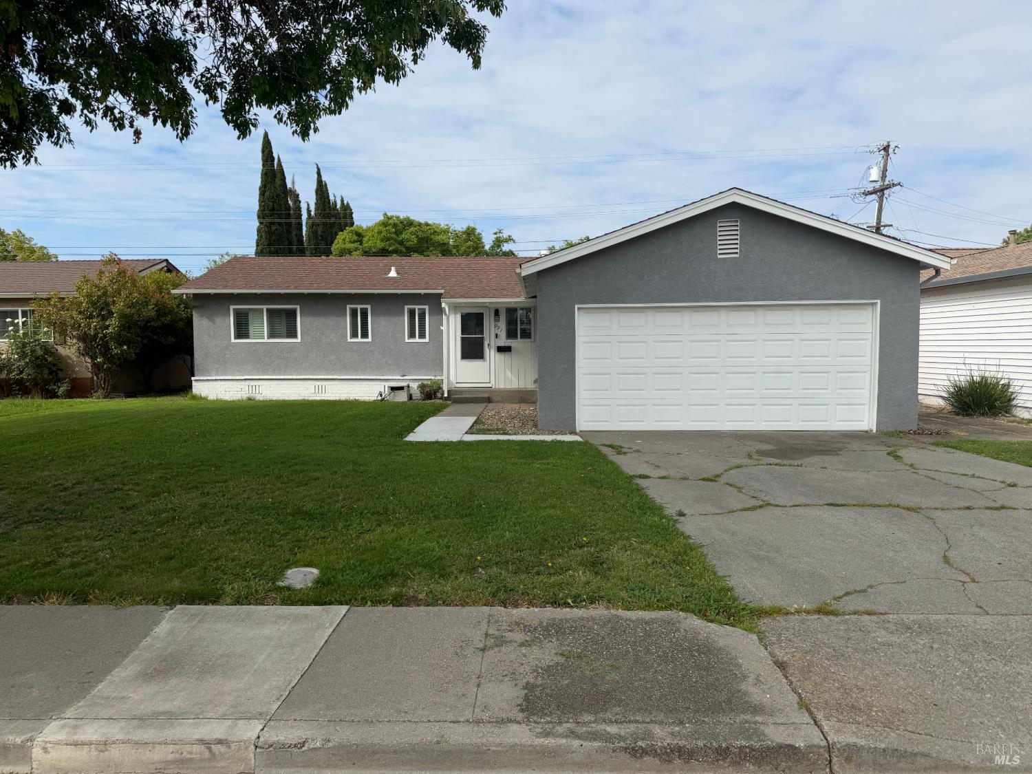 991 Rolling Green Drive Rio Vista, CA 94571 - Photo 1 of 30 a front view of a house with a garden and yard