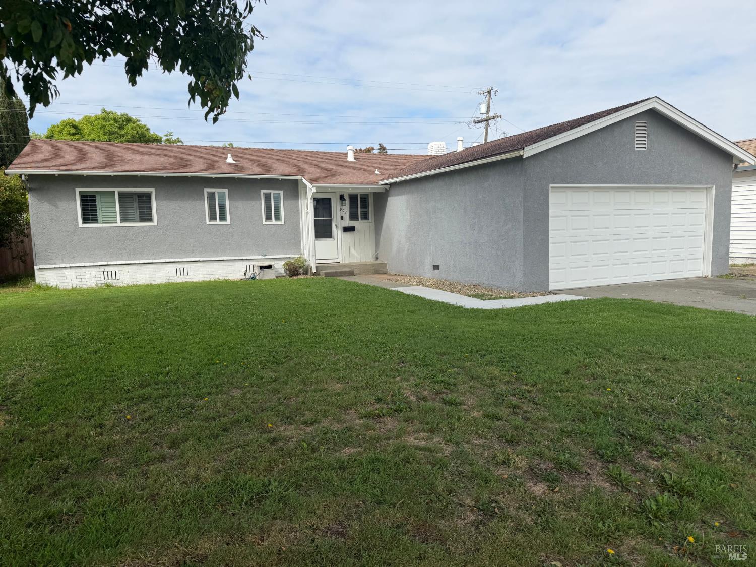 991 Rolling Green Drive Rio Vista, CA 94571 - Photo 4 of 30 a backyard of a house
