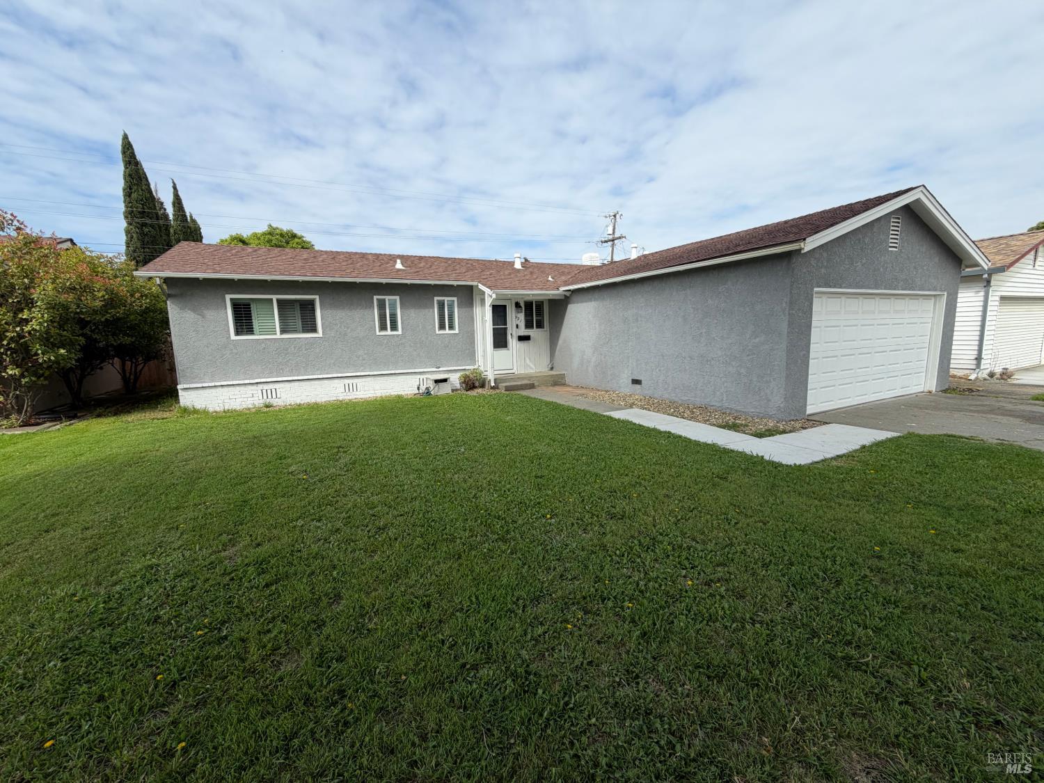991 Rolling Green Drive Rio Vista, CA 94571 - Photo 5 of 30 a front view of a house with a yard and garage