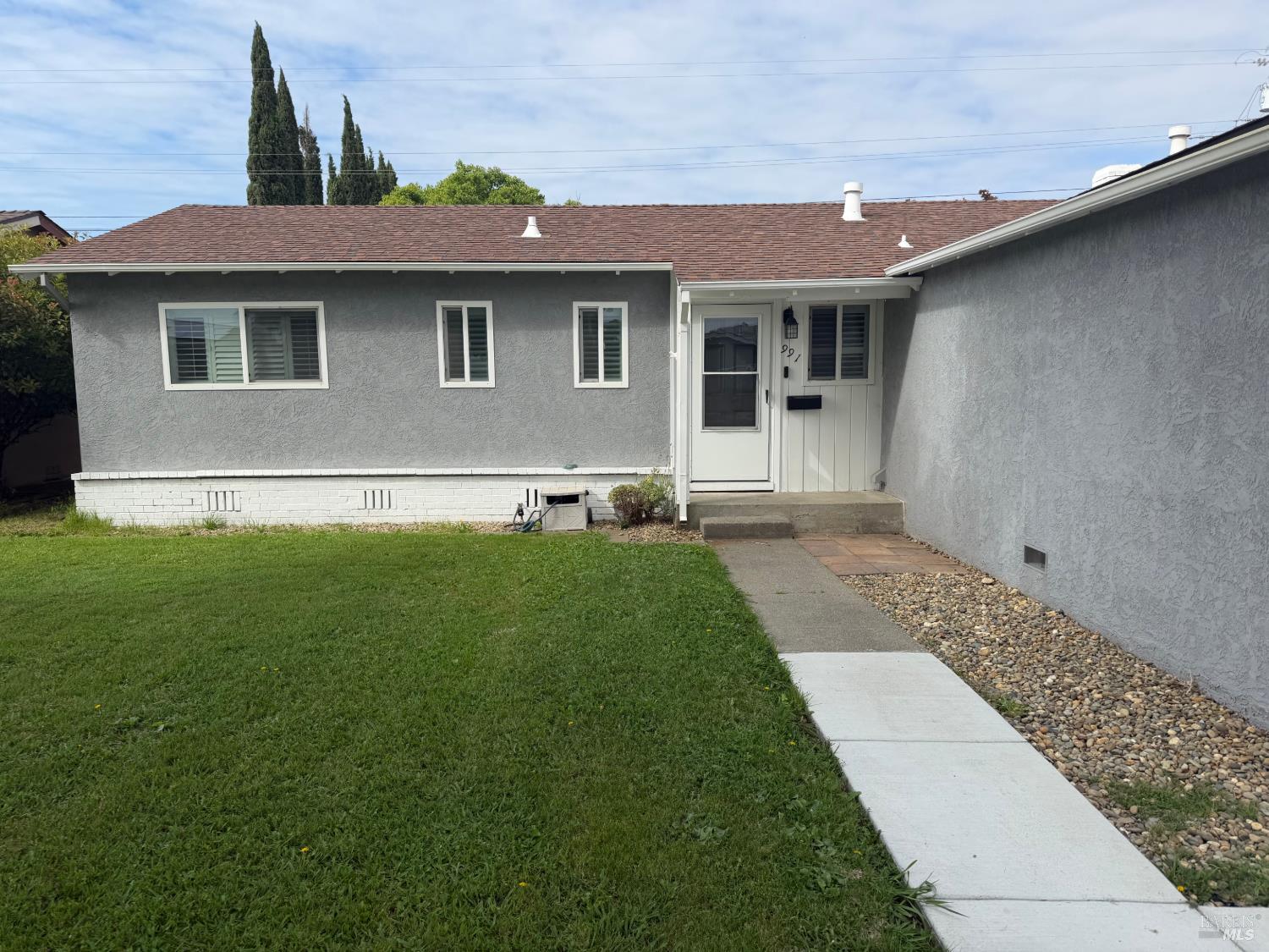 991 Rolling Green Drive Rio Vista, CA 94571 - Photo 6 of 30 a front view of a house with a yard
