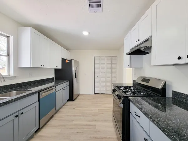 $2,000 | 301 Cypress Street, Lake Jackson, TX 77566