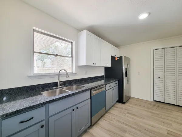 $2,000 | 301 Cypress Street, Lake Jackson, TX 77566