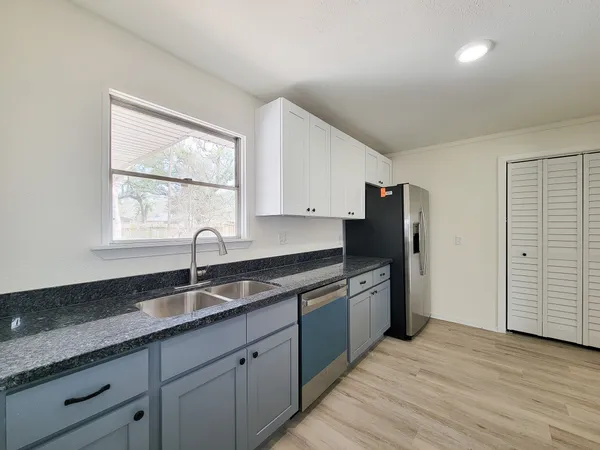 $2,050 | 301 Cypress Street, Lake Jackson, TX 77566