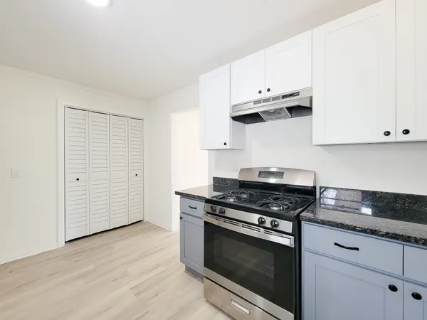 $2,050 | 301 Cypress Street, Lake Jackson, TX 77566