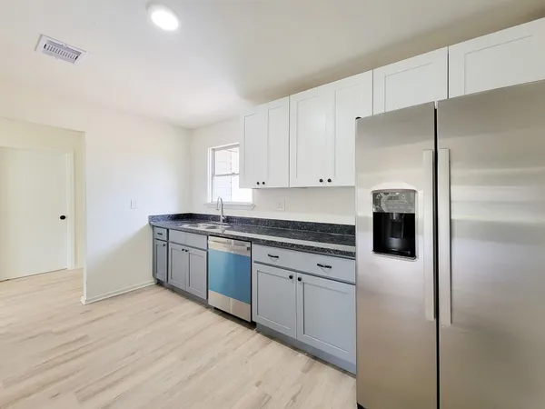 $2,000 | 301 Cypress Street, Lake Jackson, TX 77566
