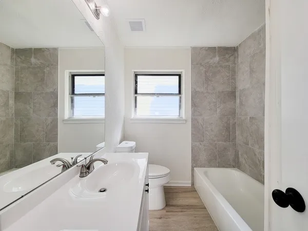 $2,000 | 301 Cypress Street, Lake Jackson, TX 77566