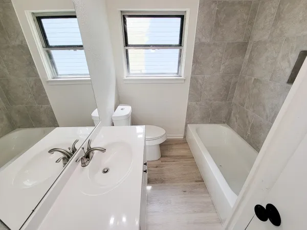 $2,050 | 301 Cypress Street, Lake Jackson, TX 77566