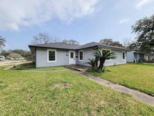$2,000 | 301 Cypress Street, Lake Jackson, TX 77566