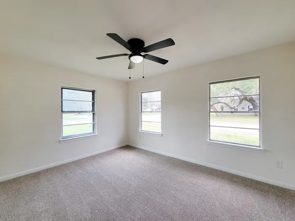 $2,050 | 301 Cypress Street, Lake Jackson, TX 77566