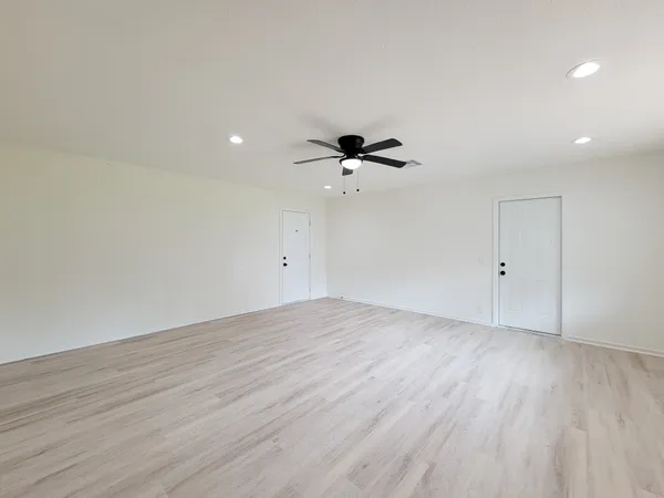 $2,050 | 301 Cypress Street, Lake Jackson, TX 77566