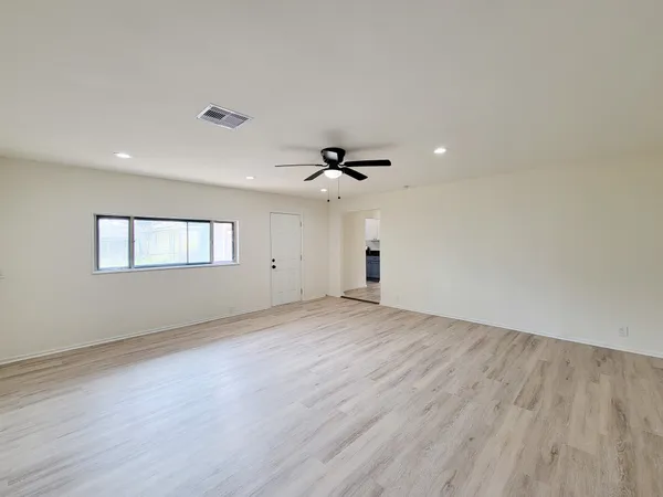 $2,050 | 301 Cypress Street, Lake Jackson, TX 77566