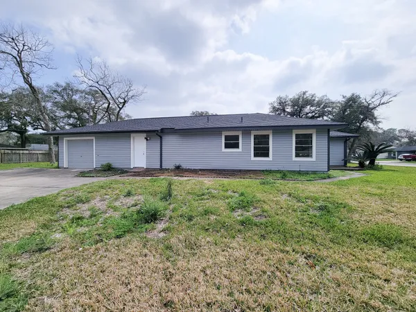 $2,050 | 301 Cypress Street, Lake Jackson, TX 77566