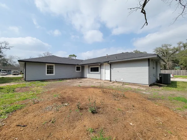 $2,050 | 301 Cypress Street, Lake Jackson, TX 77566