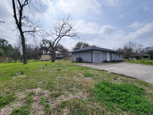 $2,050 | 301 Cypress Street, Lake Jackson, TX 77566