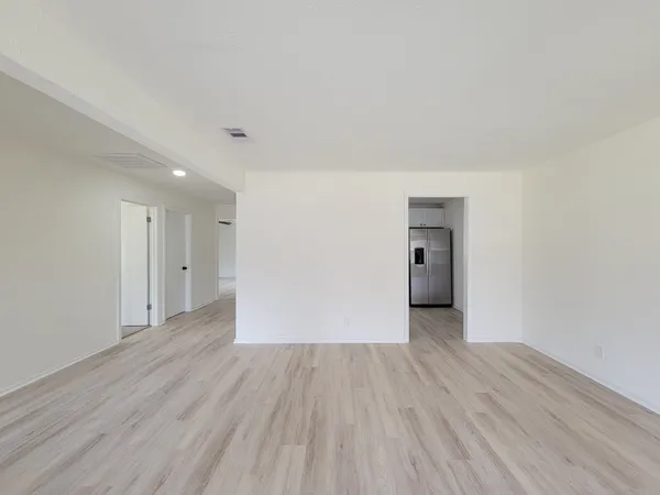 $2,050 | 301 Cypress Street, Lake Jackson, TX 77566