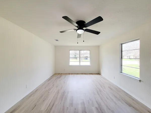 $2,050 | 301 Cypress Street, Lake Jackson, TX 77566