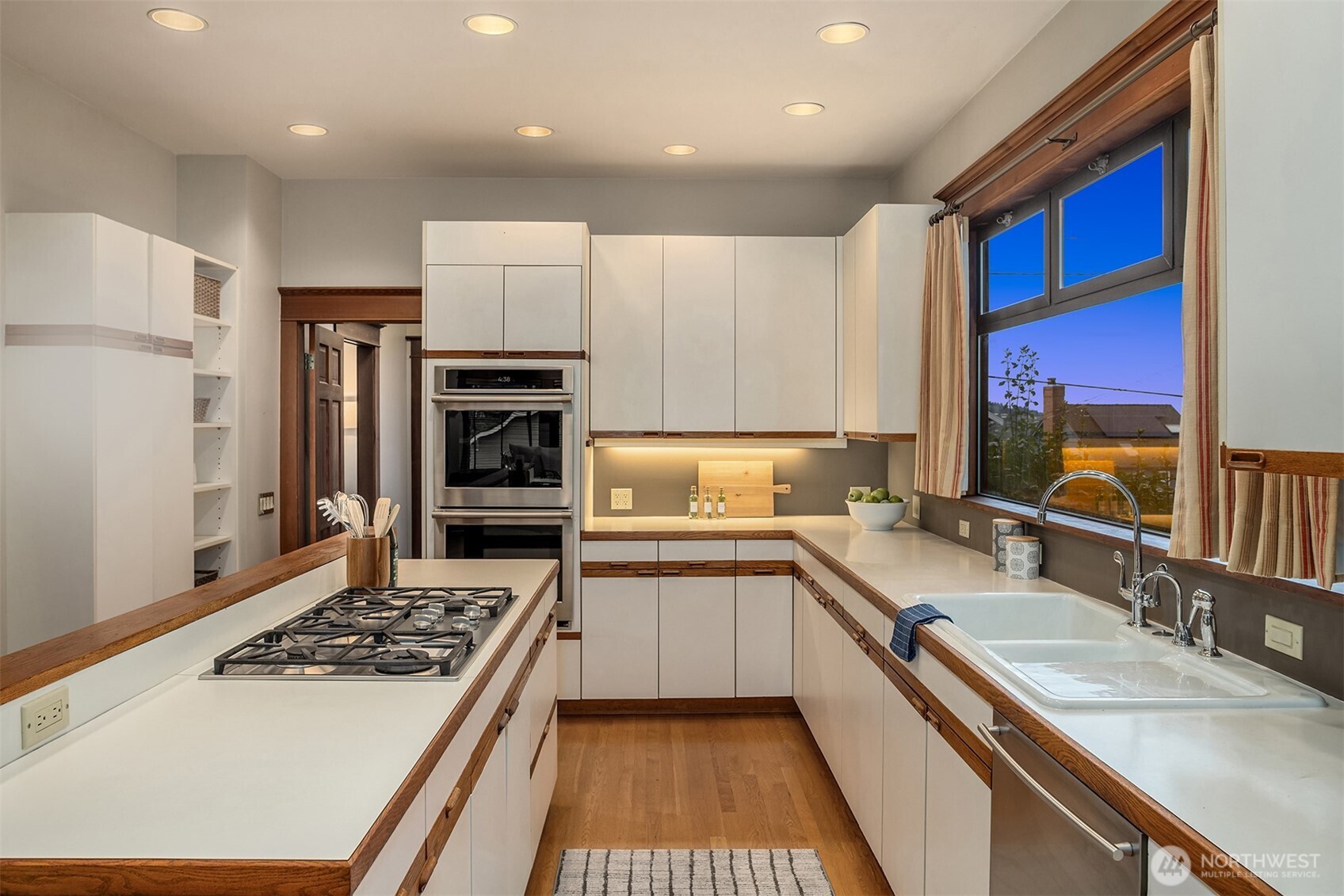 3608 12th Avenue West Seattle, WA 98119 - Photo 22 of 39