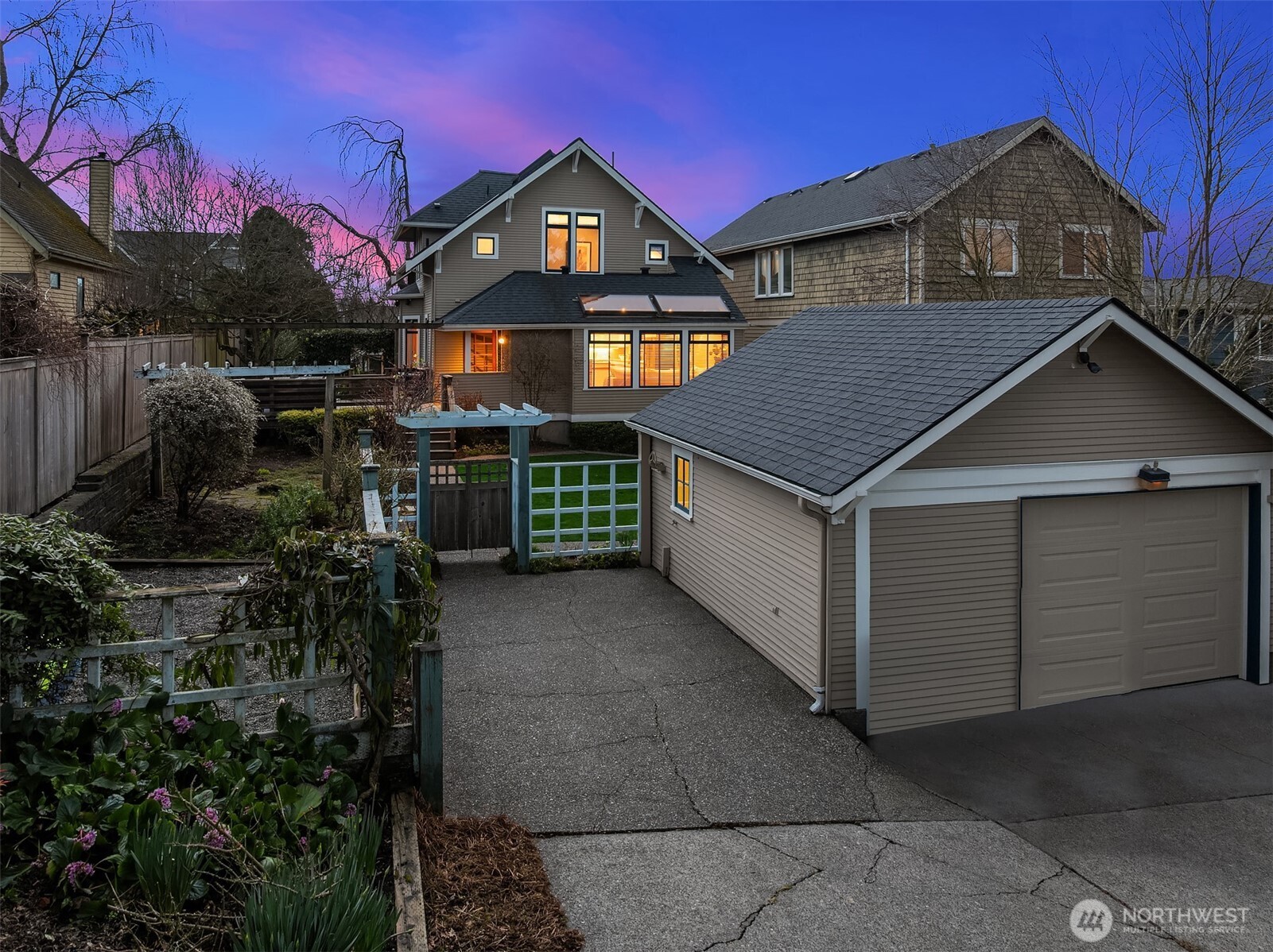 3608 12th Avenue West Seattle, WA 98119 - Photo 8 of 39