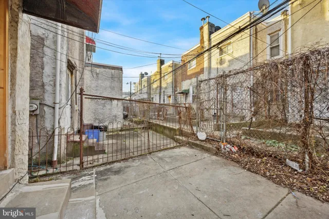 a view of a pathway along a building