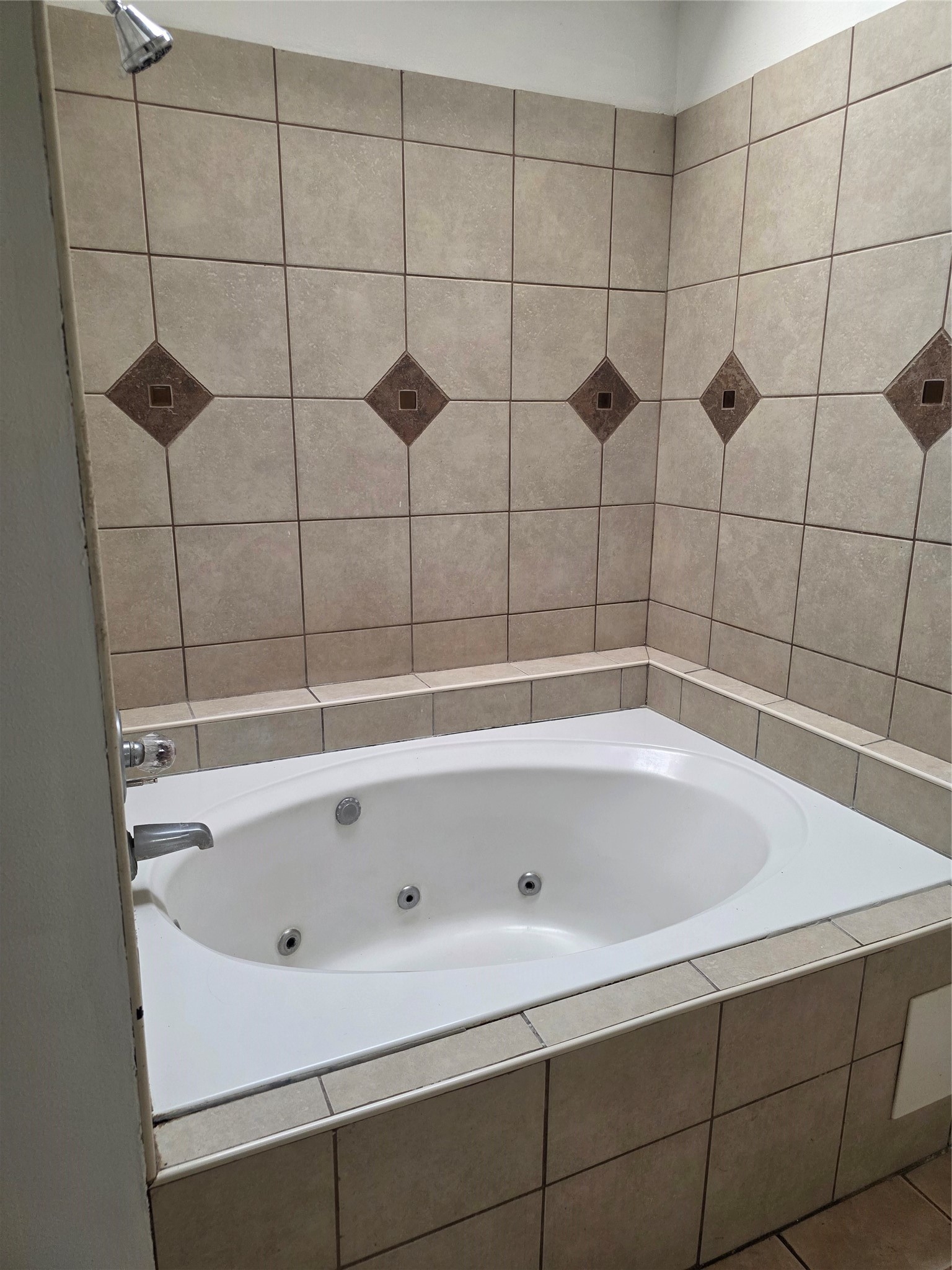 7803 La Rochelle Circle Houston, TX 77071 - Photo 3 of 9 a bathroom with a bathtub