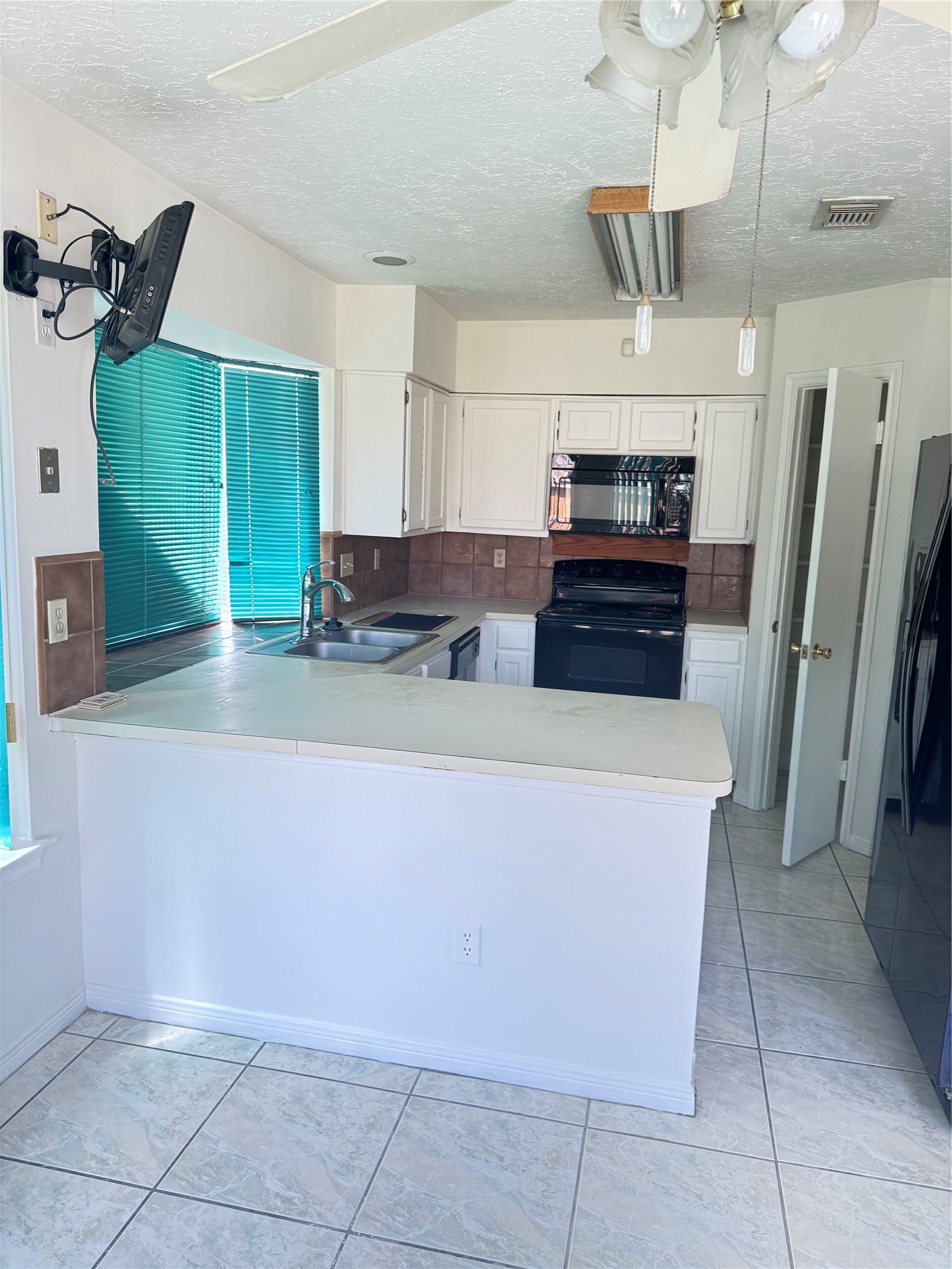 7803 La Rochelle Circle Houston, TX 77071 - Photo 7 of 9