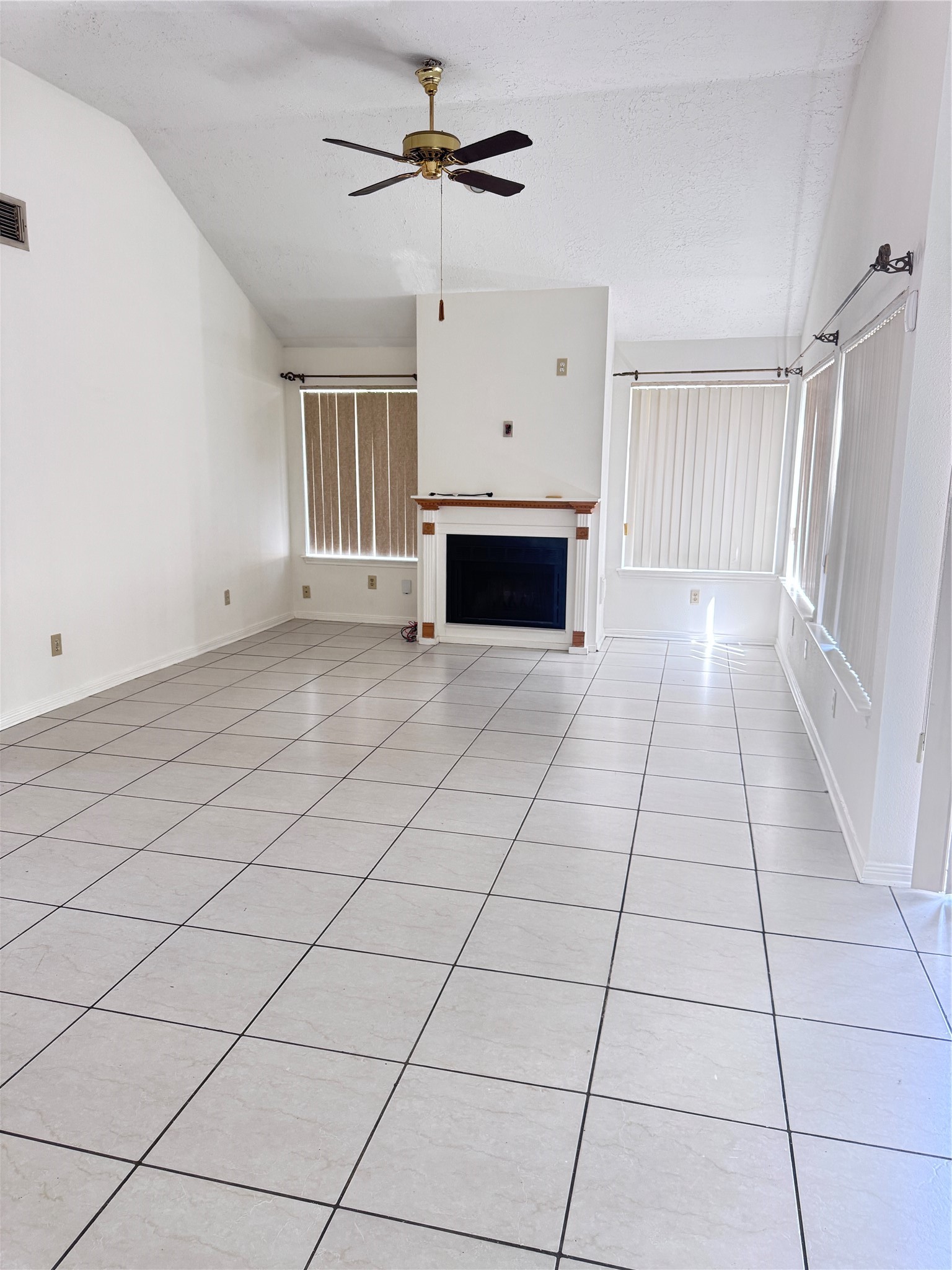 7803 La Rochelle Circle Houston, TX 77071 - Photo 8 of 9