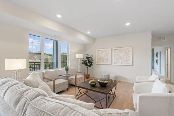 $388,769 | 1875 East Shore Drive, Unit 302, St. Paul, MN 55109