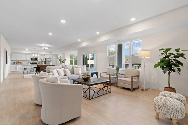 $388,769 | 1875 East Shore Drive, Unit 302, St. Paul, MN 55109