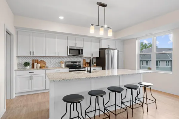 $388,769 | 1875 East Shore Drive, Unit 302, St. Paul, MN 55109