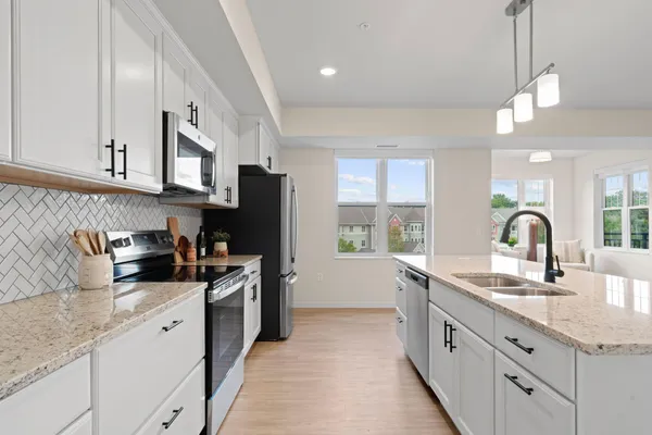 $388,769 | 1875 East Shore Drive, Unit 302, St. Paul, MN 55109