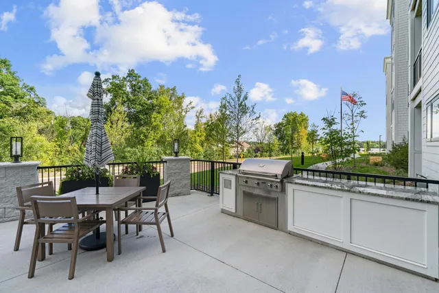 $388,769 | 1875 East Shore Drive, Unit 302, St. Paul, MN 55109