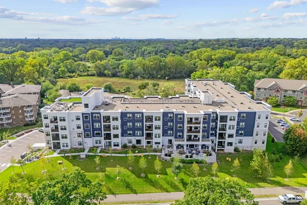 $388,769 | 1875 East Shore Drive, Unit 302, St. Paul, MN 55109