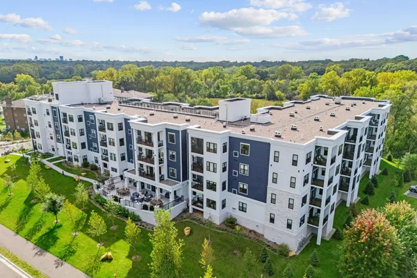 $388,769 | 1875 East Shore Drive, Unit 302, St. Paul, MN 55109
