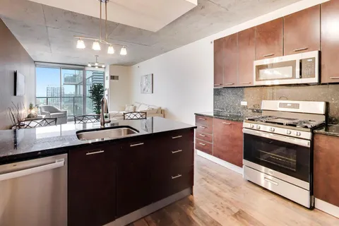 $484,500 | 659 West Randolph Street, Unit 1716, Chicago, IL 60661