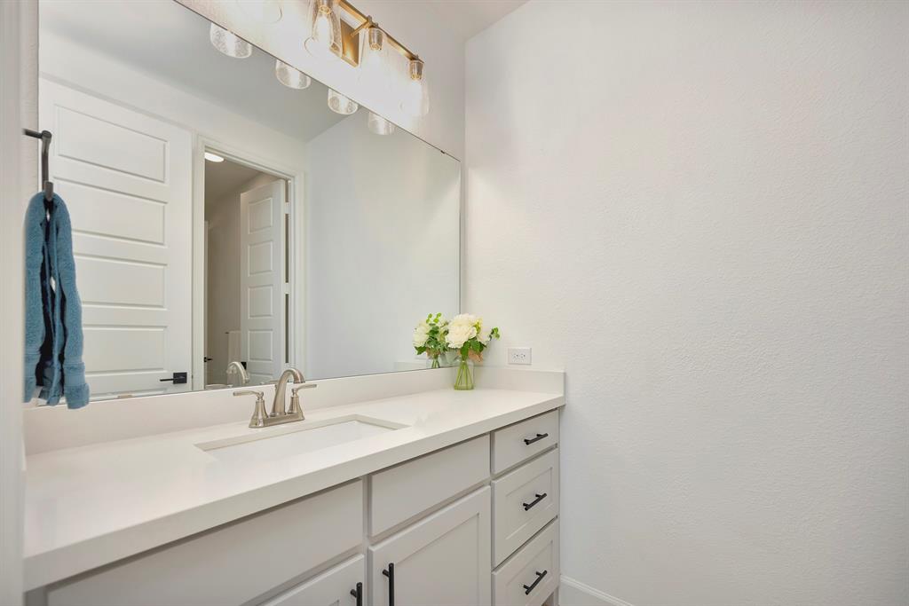 2000 Waterleaf Road Haslet, TX 76052 - Photo 5 of 28 Jack & Jill bathroom