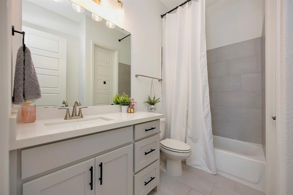 2000 Waterleaf Road Haslet, TX 76052 - Photo 10 of 28 Private bathroom