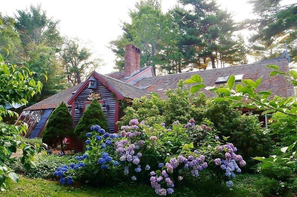 190 Argilla Road Ipswich, MA 01938 - Photo 4 of 40 a picture of flowers