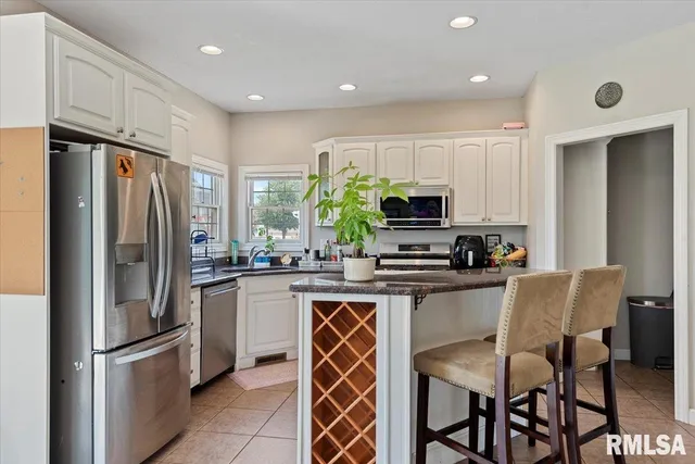 $459,900 | 1600 East Spruce Street, Chatham, IL 62629