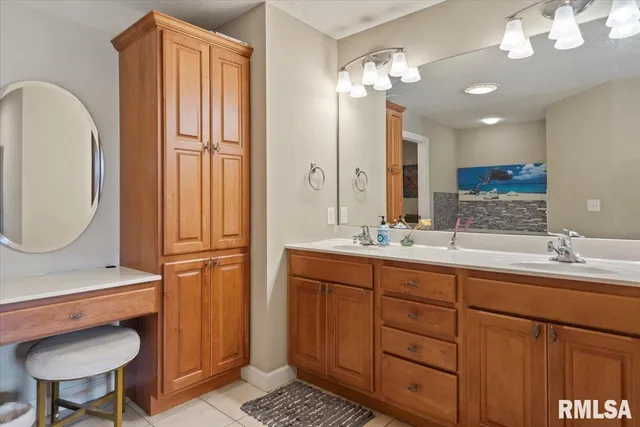 $459,900 | 1600 East Spruce Street, Chatham, IL 62629