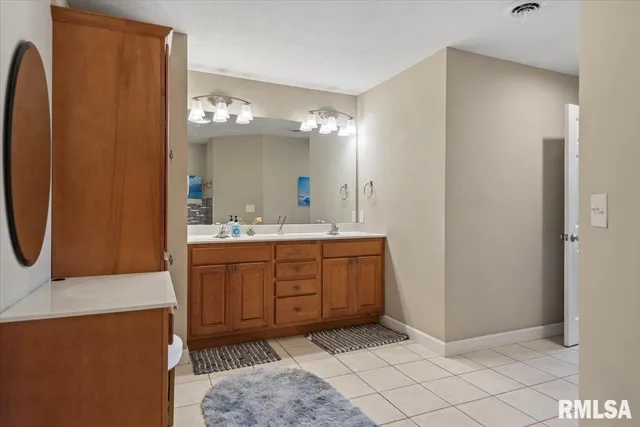 $459,900 | 1600 East Spruce Street, Chatham, IL 62629