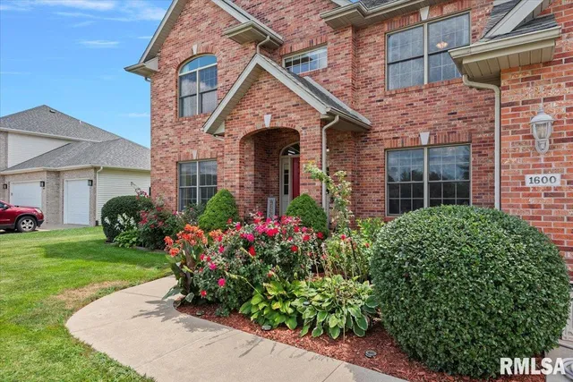 $459,900 | 1600 East Spruce Street, Chatham, IL 62629