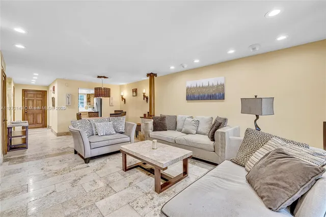 $3,900 | 2211 1/2 Northeast 123rd Street, Unit 2211, North Miami, FL 33181