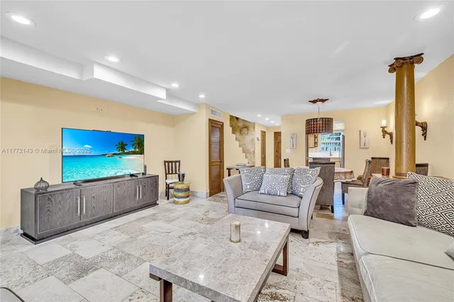 $3,900 | 2211 1/2 Northeast 123rd Street, Unit 2211, North Miami, FL 33181