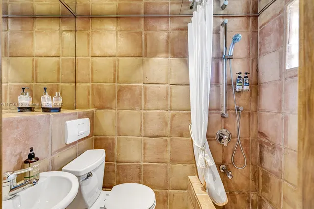 $3,900 | 2211 1/2 Northeast 123rd Street, Unit 2211, North Miami, FL 33181