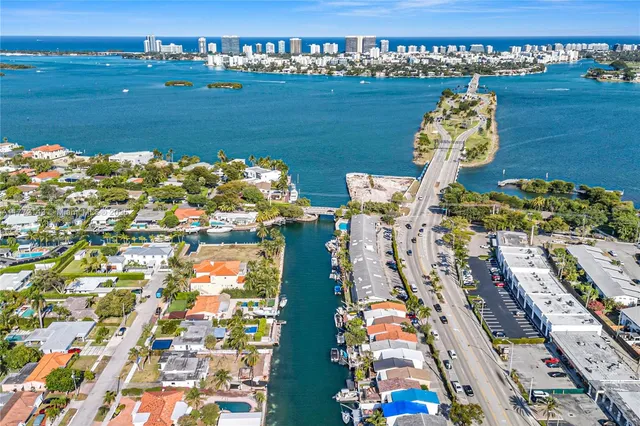 $3,900 | 2211 1/2 Northeast 123rd Street, Unit 2211, North Miami, FL 33181