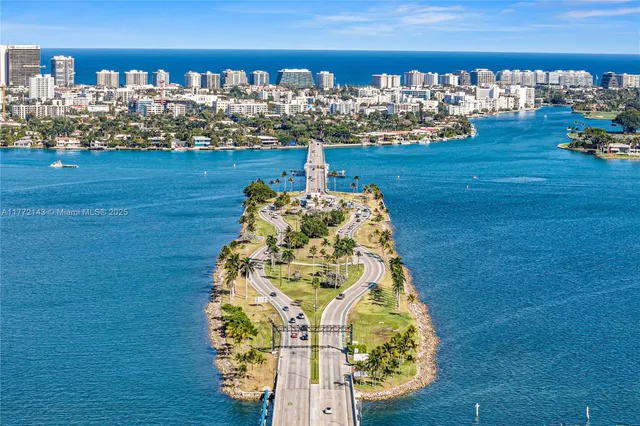 $3,900 | 2211 1/2 Northeast 123rd Street, Unit 2211, North Miami, FL 33181